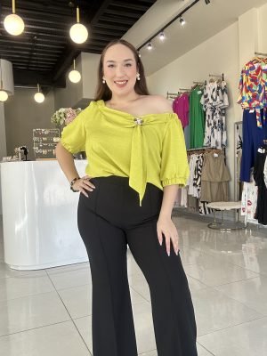 BLUSA CON ESCOTE DRAPEADO Y BROCHE 0776