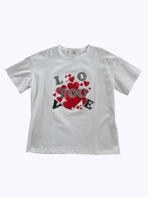 Blusa blanca con diseño LOVE YOU y corazones