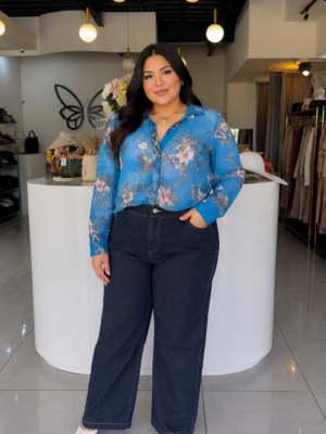 Blusa azul con delicado estampado floral ZB11990M9