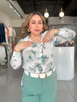 Blusa tipo camisera con estampado en tonos verdes y grises, ideal para lograr un look elegante 131172