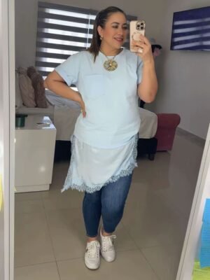 Blusa casual en tono azul cielo con diseño moderno 32366B