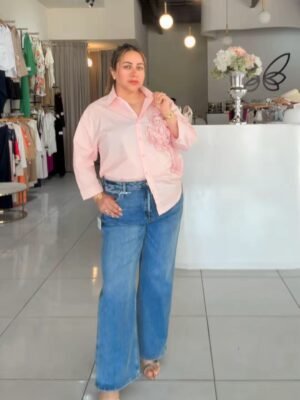 Jeans de mezclilla en tono azul medio con corte wide leg 2272HT