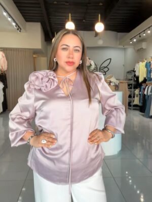 Blusa satinada en tono lila perlado 8041